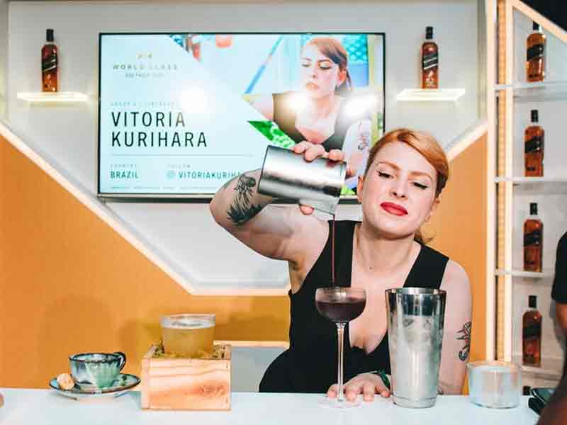 bartender Vitória Kurihara